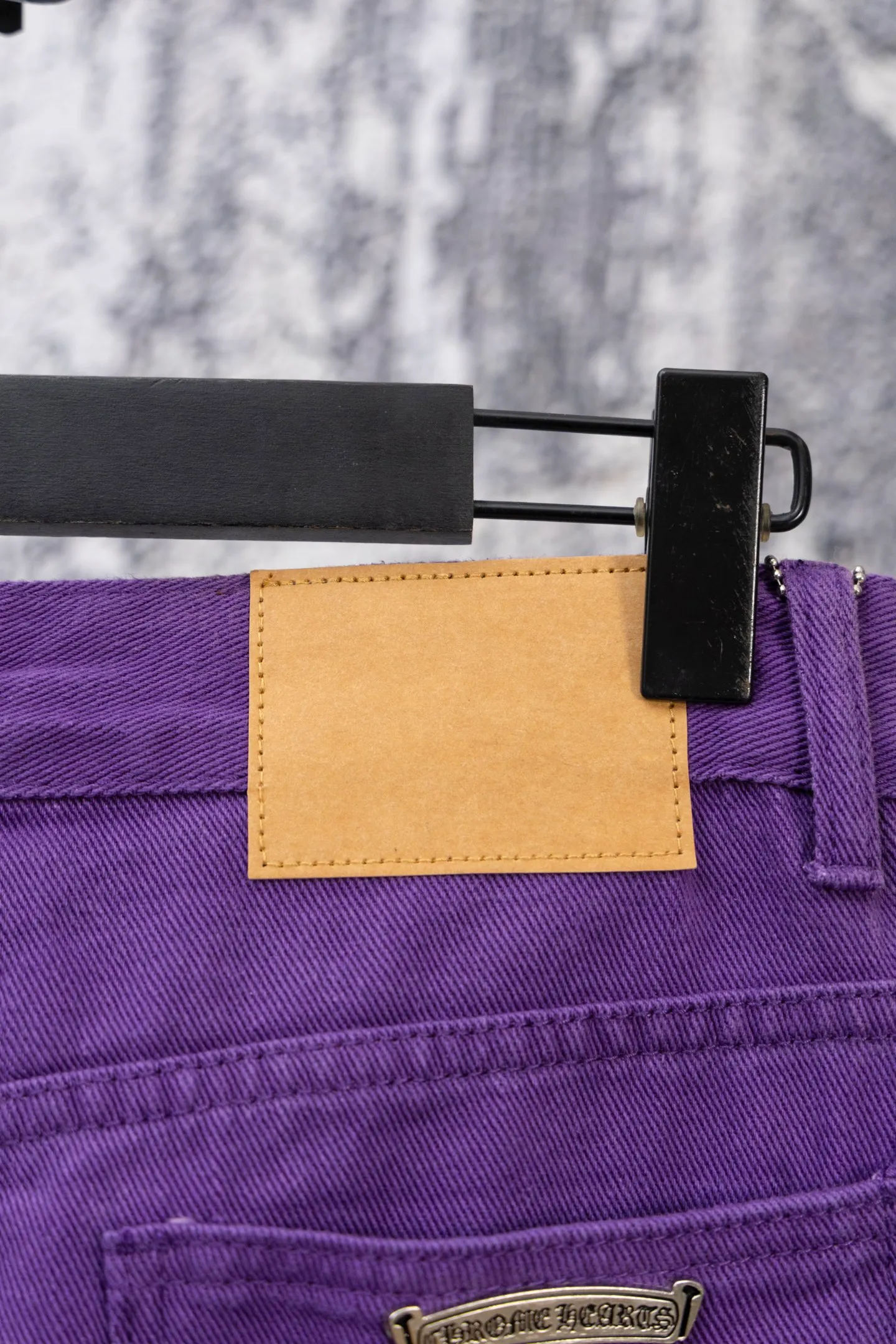 P240 CH Chromehearts Dopamine Purple Cross-Patch Leather Purple Jeans. Cabinet price is 34W level. Patched cross pattern embellishment, washed jeans! ! An absolutely high-end luxury product, a 1.9W-level god-level single product, a super popular product, made by top heavy industry, a magic weapon that cannot be missed! [About Zangyin] This is an extremely luxurious fashion brand that can also be called the aristocracy of the high street. It has always been an exclusive brand for some hipsters or rich second generations. Compared with ordinary high streets, it is more luxurious and noble. Compared with luxury brands, it is more fashionable and individual. It has always been a brand that I have a special liking for. [Top heavy industry fashion design] Consistently high-street luxury style. Speaking of this style, the Zangyin family and GU family are definitely the leading representative brands. Especially the Zangyin family has really achieved a state-of-the-art effect in creating high-street style. The unique washed material is used to create this style. The color system is already quite eye-catching. After it is decorated with patchwork cross flowers, it cleverly highlights the charm of the brand. Secondly, this style uses classic The high-waist cutting design highlights the long legs and fashionable temperament of the upper body. The brand is highly recognizable and the slim fit configuration is more suitable for daily wear. It is a product that interprets personality, fashion, and specifications at a glance. This single product is enough to make any fan excited. It can be a white T-shirt for a youthful college style, or a tight suspender for a royal style. It has strong matching ability and can be easily controlled by men.  [Materials and craftsmanship] Needless to say, this point goes without saying. As an excellent craftsman brand, Zangyin’s requirements for details and craftsmanship are really perfect. The washed color of this model has gone through so many processes, not to mention the embellishment of denim appliques. It is also purely hand-made and sewn. Just like what they believe in, only hand-made things have soul and have the meaning of wear. A top-notch heavy-duty fashionable denim item, I look forward to your perfect interpretation! !  Color: Purple Size: 28-34